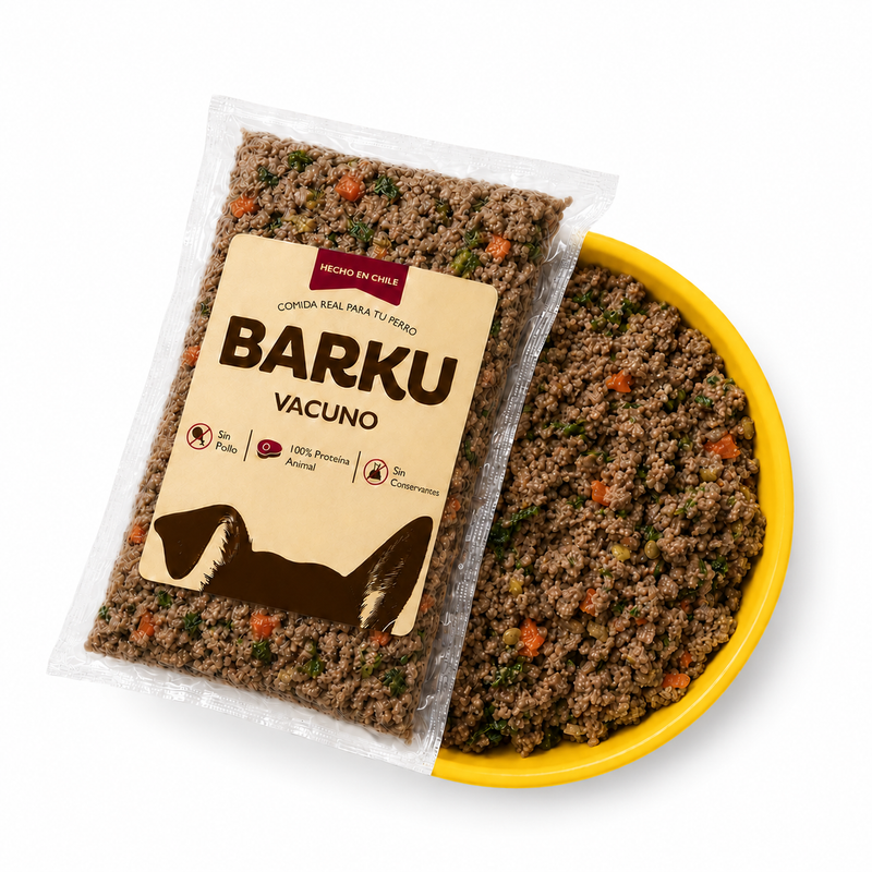 Bolsa BARKU Vacuno sobre un bowl amarillo con comida real servida